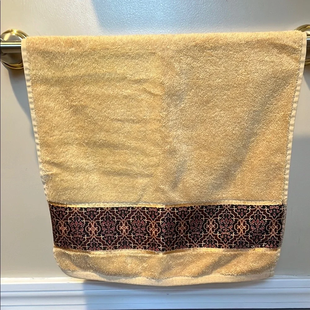 Waverly 2 Elegant Gold Towels with Patterned Border